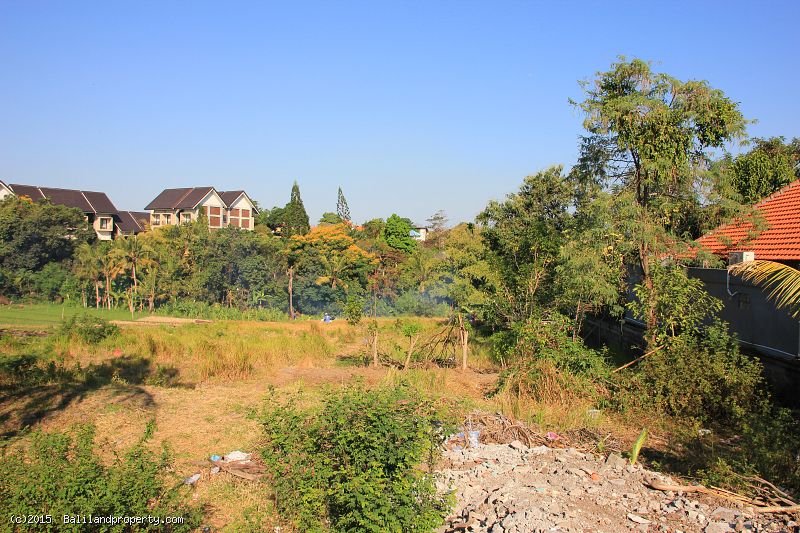 Thousand m2 leasehold land in Umalas near creek